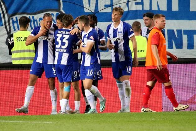 31 08 2024, xmohx, Fußball 2 Bundesliga, 1 FC Kaiserslautern Hertha BSC Berlin emspor, v l Torjubel nach dem Tor zum celebrating the goal celebrate 2 2 durch Derry Scherhant Hertha BSC Berlin DFL DFB REGULATIONS PROHIBIT ANY USE OF PHOTOGRAPHS as IMAGE SEQUENCES and or QUASI VIDEO Kaiserlautern