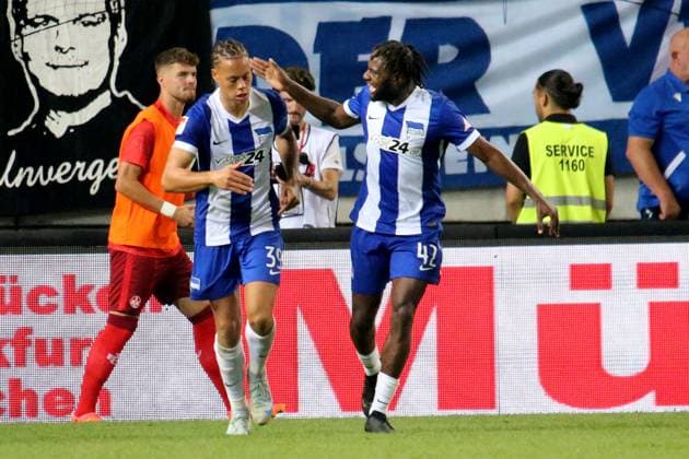 31 08 2024, xmohx, Fußball 2 Bundesliga, 1 FC Kaiserslautern Hertha BSC Berlin emspor, v l Torjubel nach dem Tor zum celebrating the goal celebrate 2 2 durch Derry Scherhant Hertha BSC Berlin DFL DFB REGULATIONS PROHIBIT ANY USE OF PHOTOGRAPHS as IMAGE SEQUENCES and or QUASI VIDEO Kaiserlautern