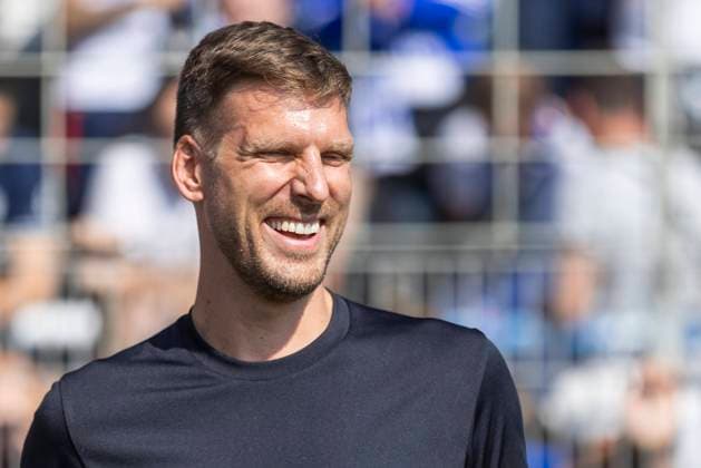 Andreas Luthe is bid farewell before the match Bochum, Football 1 Bundesliga 2 Matchday, Matchday 2, VfL Bochum Borussia Moenchengladbach, 31 08 2024, Vonovia Ruhrstadion, Bochum DFL regulations prohibit any use of photographs as image sequences and or quasi video Â