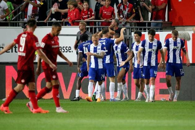 31 08 2024, xmohx, Fußball 2 Bundesliga, 1 FC Kaiserslautern Hertha BSC Berlin emspor, v l Torjubel nach dem Tor zum celebrating the goal celebrate 3 durch Michael Cuisance Hertha BSC Berlin DFL DFB REGULATIONS PROHIBIT ANY USE OF PHOTOGRAPHS as IMAGE SEQUENCES and or QUASI VIDEO Kaiserlautern