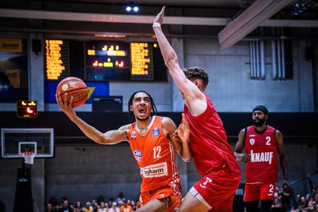 Sport Themen der Woche KW35 Sport Bilder des Tages Neu Ulm, Deutschland, 31.08.24: Noa Essengue (ratiopharm ulm) und Hannes Steinbach (FIT ONE Wuerzburg Baskets) im Zweikampf waehrend des Basketball Freundschaftsspiel Spiels zwischen ratiopharm ulm vs FIT ONE Wuerzburg Baskets im orange campus am 31. August 2024 in Neu Ulm, Deutschland. (Foto von Harry Langer DeFodi Images) orange campus, Germany, 31.08.24: Noa Essengue (ratiopharm ulm) und Hannes Steinbach (FIT ONE Wuerzburg Baskets) battle for the ball during the Basketball Freundschaftsspiel match between ratiopharm ulm vs FIT ONE Wuerzburg Baskets at Neu Ulm on August 31, 2024 in orange campus, Germany. (Photo by Harry Langer DeFodi Images) (Photo by Harry Langer DeFodi Images) Defodi-541_ULMWUR240831_103 *** Neu Ulm, Germany, 31 08 24 Noa Essengue ratiopharm ulm and Hannes Steinbach FIT ONE Wuerzburg Baskets battle for the ball during the basketball friendly match between ratiopharm ulm vs FIT ONE Wuerzburg Baskets at orange campus on August 31, 2024 in Neu Ulm, Germany Photo by Harry Langer DeFodi Images orange campus, Germany, 31 08 24 Noa Essengue ratiopharm ulm and Hannes Steinbach FIT ONE Wuerzburg Baskets battle for the ball during the Basketball Freundschaftsspiel match between ratiopharm ulm vs FIT ONE Wuerzburg Baskets at Neu Ulm on August 31, 2024 in orange campus, Germany Photo by Harry Langer DeFodi Images Photo by Harry Langer DeFodi Images Defodi 541 ULMWUR240831 103 Defodi-541