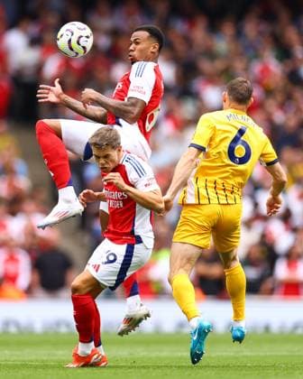 Sport Themen der Woche KW35 Arsenal v Brighton & Hove Albion 31 August 2024, London - Premier League Football - Arsenal v Brighton & Hove Albion - Gabriel of Arsenal jumps for the ball ahead of Leandro Trossard of Arsenal and James Milner of Brighton & Hove Albion - Photo: Jacques Feeney Offside. London UK *** Arsenal gegen Brighton Hove Albion 31. August 2024, London Premier League Fußball Arsenal gegen Brighton Hove Albion Gabriel von Arsenal springt nach dem Ball vor Leandro Trossard von Arsenal und James Milner von Brighton Hove Albion Foto Jacques Feeney Abseits London UK  Copyright: xJacquesxFeeneyx xOffsidexOffside
