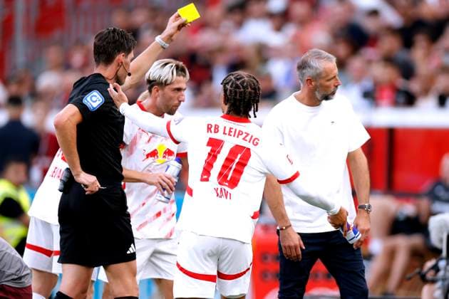 Sport Themen der Woche KW35 Sport Bilder des Tages ROSE Marco Trainer Team RB Leipzig im Disput mit Schiedsrichter JOELLENBECK Mathias wegen verletztem OPENDA Ikoma DFL Fussball Bundesliga Saison 2024 - 2025 BL Spiel Bayer 04 Leverkusen - RB Leipzig 2 : 3 am 31.08. 2024 in Leverkusen DFL REGULATIONS PROHIBIT ANY USE OF PHOTOGRAPHS as IMAGE SEQUENCES and or QUASI-VIDEO *** ROSE Marco Trainer Team RB Leipzig in dispute with referee JOELLENBECK Mathias because of injured OPENDA Ikoma DFL Fussball Bundesliga Saison 2024 2025 BL Spiel Bayer 04 Leverkusen RB Leipzig 2 3 am 31 08 2024 in Leverkusen DFL REGULATIONS PROHIBIT ANY USE OF PHOTOGRAPHS as IMAGE SEQUENCES and or QUASI VIDEO Copyright: xLacixPerenyix