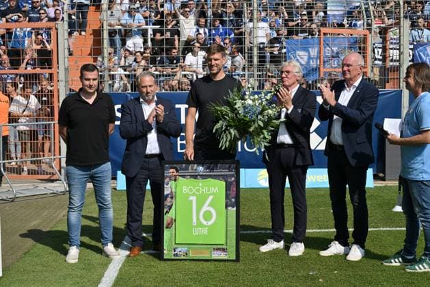 Goalkeeper Andreas Luthe, mi , was officially bid farewell before the game, from left , Marc Lettau Sports Director VfL Bochum , Ilja Kaenzig Chief Financial Officer VfL Bochum , Andreas Luthe, Franz Josef Tenhagen Member of the Supervisory Board VfL Bochum , Hans Peter Villis Chairman of the Supervisory Board, VfL Bochum 31 08 2024, Football 1 Bundesliga, 2 Matchday, Season 2024 2025 VfL Bochum Borussia Mönchengladbach 0 2 Bochum Vonovia Ruhrstadion Nordrhein Westfalen Germany Team2