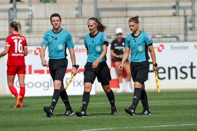 Schiedsrichterassistent Julian Jung, Schiedsrichterin Theresa Hug und Schiedsrichterassistentin Maria Steinmann-Scholz , Fussball, GooglePixel Frauen-Bundesliga, 1.Spieltag, 2024 2025, SC Freiburg vs. Bayer 04 Leverkusen, 31.08.2024, Dreisamstadion, Freiburg, Deutschland DFB REGULATIONS PROHIBIT ANY USE OF PHOTOGRAPHS AS IMAGE SEQUENCES AND OR QUASI-VIDEO. Freiburg Dreisamstadion Baden-Wuerttemberg Deutschland *** Assistant referee Julian Jung, referee Theresa Hug and assistant referee Maria Steinmann Scholz , Football, GooglePixel Womens Bundesliga, 1 Matchday, 2024 2025, SC Freiburg vs Bayer 04 Leverkusen, 31 08 2024, Dreisamstadion, Freiburg, Germany DFB REGULATIONS PROHIBIT ANY USE OF PHOTOGRAPHS AS IMAGE SEQUENCES AND OR QUASI VIDEO Freiburg Dreisamstadion Baden Wuerttemberg Germany Copyright: xGrantxHubbsx