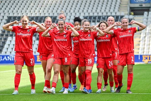 Goal for 1 0 by Annabel Schasching SC Freiburg Women, 19 from the penalty spot and celebration with the team including Samantha Steuerwald SC Freiburg Women, 21 , Annie Karich SC Freiburg Women, 06 , Selina Vobian SC Freiburg Women, 08 , Shekiera Martinez SC Freiburg Women, 09 , Annabel Schasching SC Freiburg Women, 19 , Alicia Gudorf SC Freiburg Women, 26 , Tessa Blumenberg SC Freiburg Women, 07 , Lisa Karl SC Freiburg Frauen, 02 GER, SC Freiburg Bayer 04 Leverkusen, Frauen Fussball, Google Pixel Frauen Bundesliga, 1 Spieltag, Saison 2024 2025, 31 08 2024 DFB REGULATIONS PROHIBIT ANY USE OF PHOTOGRAPHS AS IMAGE SEQUENCES AND OR QUASI VIDEO GER, SC Freiburg Bayer 04 Leverkusen, Frauen Fussball, Google Pixel Frauen Bundesliga, 1 Spieltag, Saison 2024 2025, 31 08 2024 Freiburg Copyright: xEibner-Pressefoto ThomasxHessx EP_THS