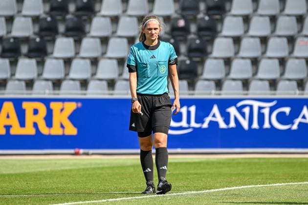 Theresa Hug Referee GER, SC Freiburg Bayer 04 Leverkusen, Women Football, Google Pixel Women Bundesliga, 1 Matchday, Season 2024 2025, 31 08 2024 DFB REGULATIONS PROHIBIT ANY USE OF PHOTOGRAPHS AS IMAGE SEQUENCES AND OR QUASI VIDEO GER, SC Freiburg Bayer 04 Leverkusen, Women Football, Google Pixel Women Bundesliga, 1 Matchday, Season 2024 2025, 31 08 2024 Freiburg Copyright: xEibner-Pressefoto ThomasxHessx EP_THS