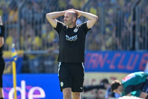 2 Liga Eintracht Braunschweig Karlsruher SC on 01 09 2024 at Eintracht Stadium in Braunschweig Coach Daniel Scherning Braunschweig dissatisfied, disappointed, disappointed, dejected MT