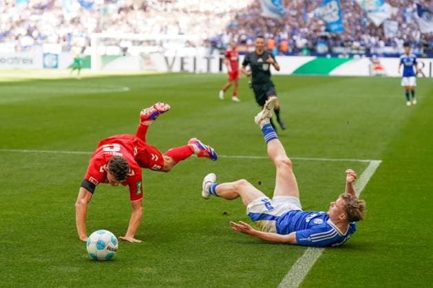 Soccer 2 Bundesliga Season 2024 2025, Matchday 4 FC Schalke 04 vs 1 FC Köln Veltins Arena, Gelsenkirchen Goal area scene between Colognes Eric Martel and Schalkes Derry Murkin Copyright: xJOERANxSTEINSIEKx