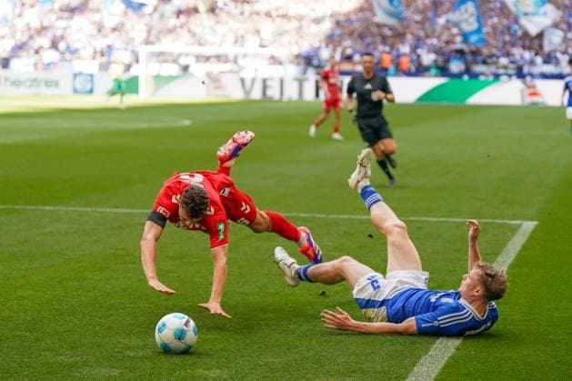 Soccer 2 Bundesliga Season 2024 2025, Matchday 4 FC Schalke 04 vs 1 FC Köln Veltins Arena, Gelsenkirchen Goal area scene between Colognes Eric Martel and Schalkes Derry Murkin Copyright: xJOERANxSTEINSIEKx