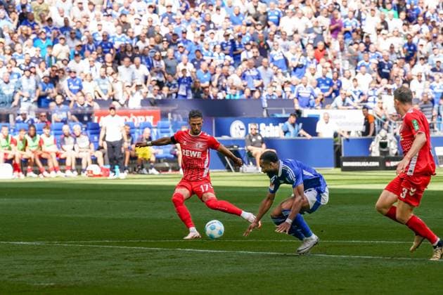 Soccer 2 Bundesliga Season 2024 2025, Matchday 4 FC Schalke 04 vs 1 FC Cologne Veltins Arena, Gelsenkirchen Attack Cologne via Colognes Leart Paqarada and Schalkes Moussa Sylla and Colognes Dominique Heintz Copyright: xJOERANxSTEINSIEKx