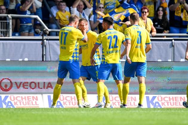2 Liga Eintracht Braunschweig Karlsruher SC on 01 09 2024 at Eintracht Stadion in Braunschweig Cheering, goal celebration, goal scorer, goal scorer Sven Köhler Koehler Braunschweig cheers after his goal to 1 0 with Sebastian Polter Braunschweig MT