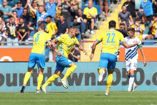 01 09 2024, xtgx, Soccer 2 Bundesliga, Eintracht Braunschweig Karlsruher SC emspor, v l Sven Koehler Köhler, Braunschweig, 27 Jubel, Torjubel, jubelt ueber das Tor, celebrate the goal, celebration DFL DFB REGULATIONS PROHIBIT ANY USE OF PHOTOGRAPHS as IMAGE SEQUENCES and or QUASI VIDEO Braunschweig
