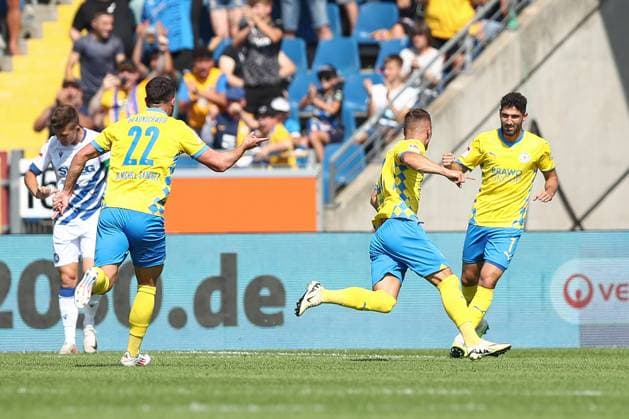 01 09 2024, xtgx, Soccer 2 Bundesliga, Eintracht Braunschweig Karlsruher SC emspor, v l Sven Koehler Köhler, Braunschweig, 27 Jubel, Torjubel, jubelt ueber das Tor, celebrate the goal, celebration DFL DFB REGULATIONS PROHIBIT ANY USE OF PHOTOGRAPHS as IMAGE SEQUENCES and or QUASI VIDEO Braunschweig