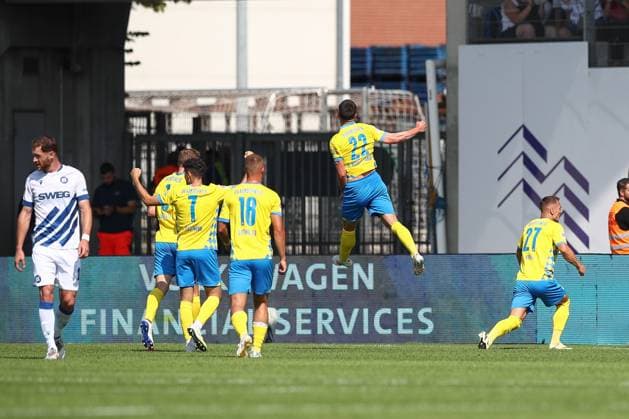 01 09 2024, xtgx, Soccer 2 Bundesliga, Eintracht Braunschweig Karlsruher SC emspor, v l Sven Koehler Köhler, Braunschweig, 27 Jubel, Torjubel, jubelt ueber das Tor, celebrate the goal, celebration DFL DFB REGULATIONS PROHIBIT ANY USE OF PHOTOGRAPHS as IMAGE SEQUENCES and or QUASI VIDEO Braunschweig