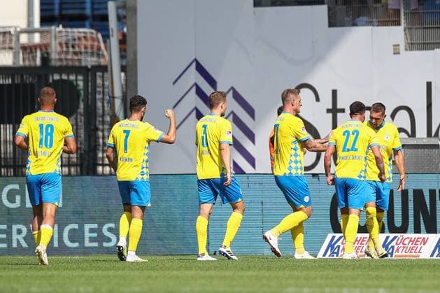 01 09 2024, xtgx, Soccer 2 Bundesliga, Eintracht Braunschweig Karlsruher SC emspor, v l Sven Koehler Köhler, Braunschweig, 27 Jubel, Torjubel, jubelt ueber das Tor, celebrate the goal, celebration DFL DFB REGULATIONS PROHIBIT ANY USE OF PHOTOGRAPHS as IMAGE SEQUENCES and or QUASI VIDEO Braunschweig