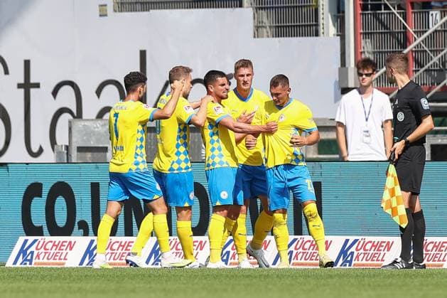 01 09 2024, xtgx, Soccer 2 Bundesliga, Eintracht Braunschweig Karlsruher SC emspor, v l Sven Koehler Köhler, Braunschweig, 27 Jubel, Torjubel, jubelt ueber das Tor, celebrate the goal, celebration DFL DFB REGULATIONS PROHIBIT ANY USE OF PHOTOGRAPHS as IMAGE SEQUENCES and or QUASI VIDEO Braunschweig