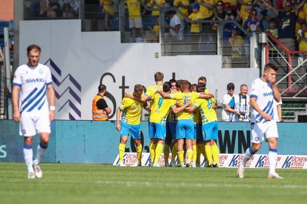01 09 2024, xtgx, Soccer 2 Bundesliga, Eintracht Braunschweig Karlsruher SC emspor, v l Sven Koehler Köhler, Braunschweig, 27 Jubel, Torjubel, jubelt ueber das Tor, celebrate the goal, celebration DFL DFB REGULATIONS PROHIBIT ANY USE OF PHOTOGRAPHS as IMAGE SEQUENCES and or QUASI VIDEO Braunschweig