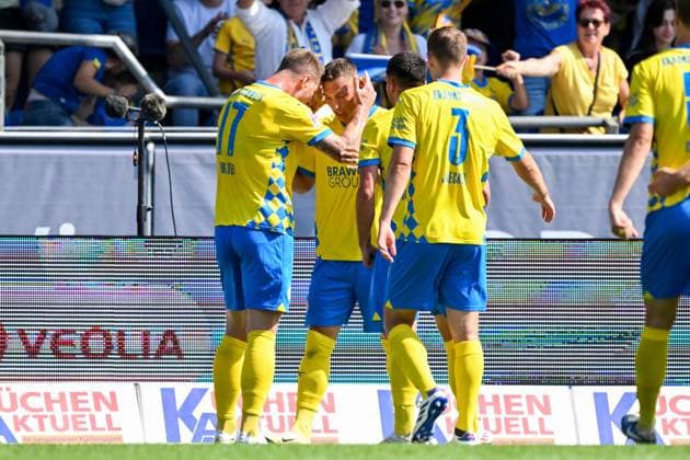 2 Liga Eintracht Braunschweig Karlsruher SC on 01 09 2024 at Eintracht Stadion in Braunschweig Cheering, goal celebration, goal scorer, goal scorer Sven Köhler Koehler Braunschweig cheers after his goal to 1 0 with Sebastian Polter Braunschweig MT