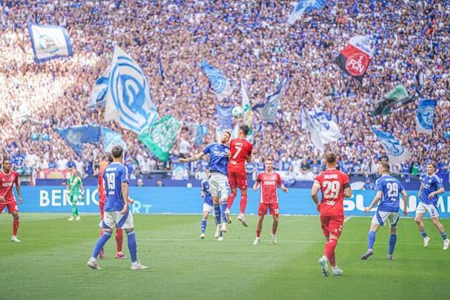 Soccer 2 Bundesliga season 2024 2025, matchday 4 FC Schalke 04 vs 1 FC Köln Veltins Arena, Gelsenkirchen Header scene between Schalkes Janik Bachmann and Colognes Dejan Ljubicic in front of the Schalke fan stand Copyright: xJOERANxSTEINSIEKx