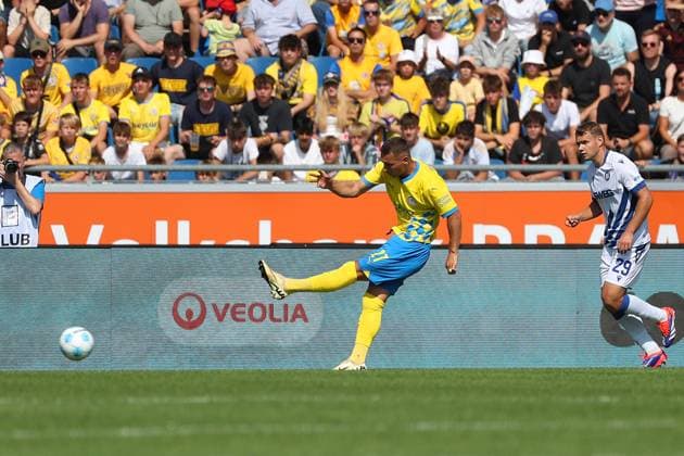 Braunschweig vs Karlsruhe, 2 BL Braunschweig, 01 09 2024, FOOTBALL Eintracht Braunschweig vs Karlsruher SC, 2 BL, Season 2024 25 Sven Köhler Eintracht Braunschweig scores goal to make it 1 0 Braunschweig
