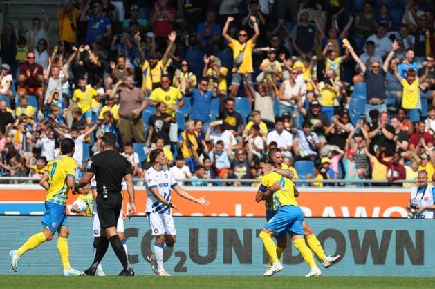 Braunschweig vs Karlsruhe, 2 BL Braunschweig, 01 09 2024, FOOTBALL Eintracht Braunschweig vs Karlsruher SC, 2 BL, Season 2024 25 Sven Köhler Eintracht Braunschweig celebrates with teammates after his goal to make it 1 0 Braunschweig