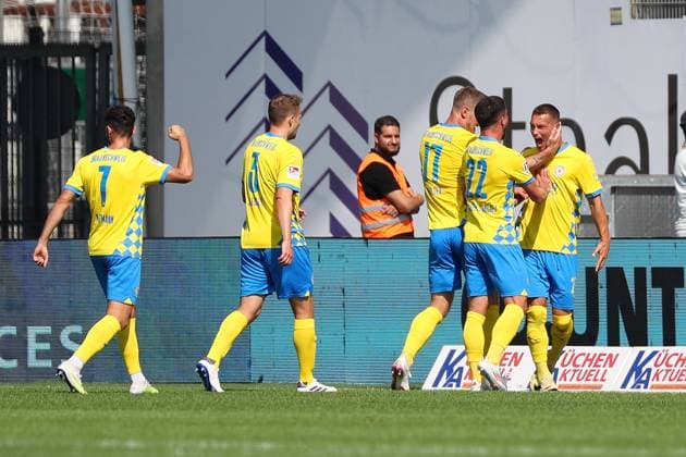 Braunschweig vs Karlsruhe, 2 BL Braunschweig, 01 09 2024, FOOTBALL Eintracht Braunschweig vs Karlsruher SC, 2 BL, Season 2024 25 Sven Köhler Eintracht Braunschweig celebrates with teammates after his goal to make it 1 0 Braunschweig