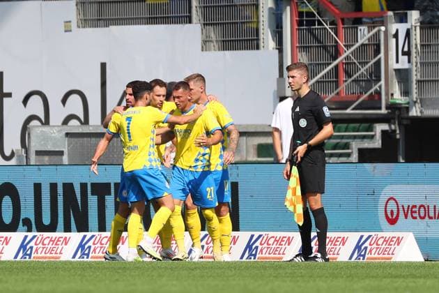 Braunschweig vs Karlsruhe, 2 BL Braunschweig, 01 09 2024, FOOTBALL Eintracht Braunschweig vs Karlsruher SC, 2 BL, Season 2024 25 Sven Köhler Eintracht Braunschweig celebrates with teammates after his goal to make it 1 0 Braunschweig