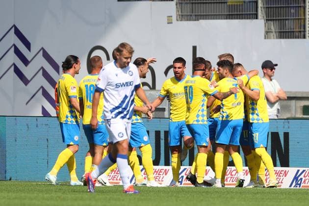Braunschweig vs Karlsruhe, 2 BL Braunschweig, 01 09 2024, FOOTBALL Eintracht Braunschweig vs Karlsruher SC, 2 BL, Season 2024 25 Sven Köhler Eintracht Braunschweig celebrates with teammates after his goal to make it 1 0 Braunschweig