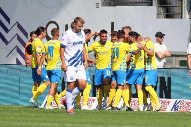 Braunschweig vs Karlsruhe, 2 BL Braunschweig, 01 09 2024, FOOTBALL Eintracht Braunschweig vs Karlsruher SC, 2 BL, Season 2024 25 Sven Köhler Eintracht Braunschweig celebrates with teammates after his goal to make it 1 0 Braunschweig