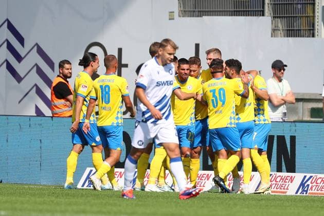 Braunschweig vs Karlsruhe, 2 BL Braunschweig, 01 09 2024, FOOTBALL Eintracht Braunschweig vs Karlsruher SC, 2 BL, Season 2024 25 Sven Köhler Eintracht Braunschweig celebrates with teammates after his goal to make it 1 0 Braunschweig