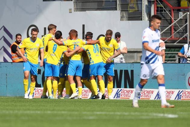 Braunschweig vs Karlsruhe, 2 BL Braunschweig, 01 09 2024, FOOTBALL Eintracht Braunschweig vs Karlsruher SC, 2 BL, Season 2024 25 Sven Köhler Eintracht Braunschweig celebrates with teammates after his goal to make it 1 0 Braunschweig
