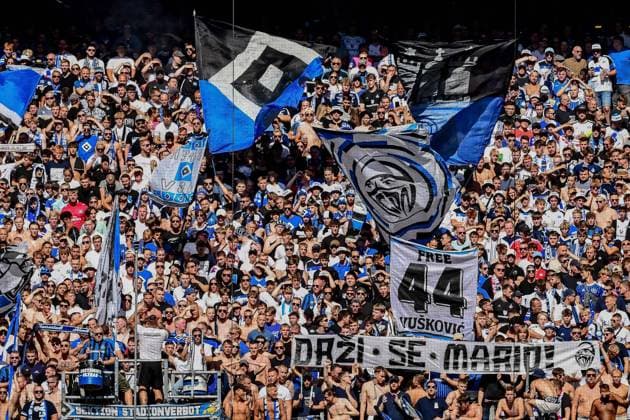 die HSV Fans zeigen Banner die die Verurteilung wegen Dopings von Mario Vuskovic kritisieren Free Vuskovic 44 Deutschland , Hamburg , Volksparkstadion , Fussball , 2 Bundesliga , Hamburger SV - Preußen Münster *** HSV fans show banners criticizing the doping conviction of Mario Vuskovic Free Vuskovic 44 Germany , Hamburg , Volksparkstadion , Football , 2 Bundesliga , Hamburger SV Preußen Münster