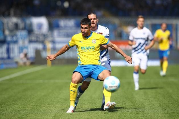 01 09 2024, xtgx, Soccer 2 Bundesliga, Eintracht Braunschweig Karlsruher SC emspor, v l Fabio Di Michele Sanchez Braunschweig, 22 , Sebastian Jung Karlsruhe duel, duel, fight, tackle DFL DFB REGULATIONS PROHIBIT ANY USE OF PHOTOGRAPHS as IMAGE SEQUENCES and or QUASI VIDEO Braunschweig