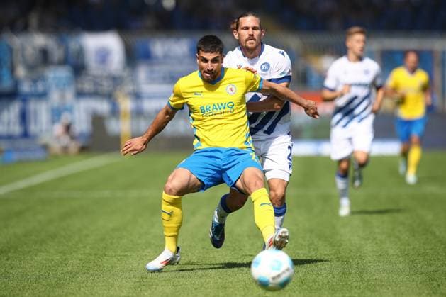 01 09 2024, xtgx, Soccer 2 Bundesliga, Eintracht Braunschweig Karlsruher SC emspor, v l Fabio Di Michele Sanchez Braunschweig, 22 , Sebastian Jung Karlsruhe duel, duel, fight, tackle DFL DFB REGULATIONS PROHIBIT ANY USE OF PHOTOGRAPHS as IMAGE SEQUENCES and or QUASI VIDEO Braunschweig