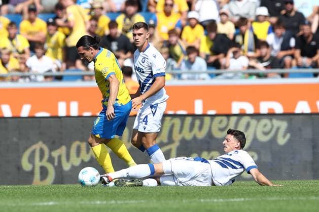 01 09 2024, xtgx, Football 2 Bundesliga, Eintracht Braunschweig Karlsruher SC emspor, v l Rayan Philippe Braunschweig, 9 , Marcel Beifus Karlsruhe, 4 , Nicolai Rapp Karlsruhe, 17 Zweikampf, Duell, Kampf, tackle DFL DFB REGULATIONS PROHIBIT ANY USE OF PHOTOGRAPHS as IMAGE SEQUENCES and or QUASI VIDEO Braunschweig