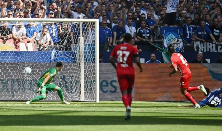 Damion Downs 1 FC Koeln , re , scores the goal to 0 1 01 09 2024, Soccer 2 Bundesliga, Matchday 4, Season 2024 2025 FC Schalke 04 1 FC Köln Gelsenkirchen Veltins Arena Nordrhein Westfalen Germany Team2