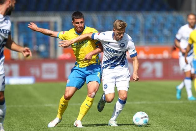 01 09 2024, xtgx, Fußball 2 Bundesliga, Eintracht Braunschweig Karlsruher SC emspor, v l Fabio Di Michele Sanchez Braunschweig, 22 , Dzenis Burnic Karlsruhe, 7 Zweikampf, Duell, Kampf, tackle DFL DFB REGULATIONS PROHIBIT ANY USE OF PHOTOGRAPHS as IMAGE SEQUENCES and or QUASI VIDEO Braunschweig