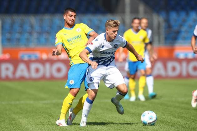 01 09 2024, xtgx, Fußball 2 Bundesliga, Eintracht Braunschweig Karlsruher SC emspor, v l Fabio Di Michele Sanchez Braunschweig, 22 , Dzenis Burnic Karlsruhe, 7 Zweikampf, Duell, Kampf, tackle DFL DFB REGULATIONS PROHIBIT ANY USE OF PHOTOGRAPHS as IMAGE SEQUENCES and or QUASI VIDEO Braunschweig