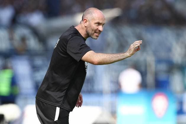 01 09 2024, xtgx, Fußball 2 Bundesliga, Eintracht Braunschweig Karlsruher SC emspor, v l Daniel Scherning Braunschweig, Trainer gibt Anweisungen, gestikuliert mit den Armen, gesticulate, gives instructions DFL DFB REGULATIONS PROHIBIT ANY USE OF PHOTOGRAPHS as IMAGE SEQUENCES and or QUASI VIDEO Braunschweig