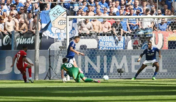 Linton Maina 1 FC Koeln , left , scores the goal to 0 2 01 09 2024, Soccer 2 Bundesliga, Matchday 4, Season 2024 2025 FC Schalke 04 1 FC Köln Gelsenkirchen Veltins Arena Nordrhein Westfalen Germany Team2