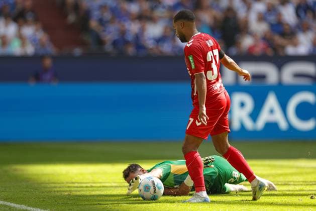 Gelsenkirchen, Germany, 01 09 24 Linton Maina 1 FC Koeln and goalkeeper Justin Heekeren FC Schalke 04 battle for the ball during the 2 Bundesliga match between FC Schalke 04 vs 1 FC Köln at Veltins Arena on September 01, 2024 in Gelsenkirchen, Germany Photo by Stefan Brauer Brauer Fotoagentur Gelsenkirchen, Germany, 01 09 24 Linton Maina 1 FC Koeln and goalkeeper Justin Heekeren FC Schalke 04 battle for the ball during the 2 Bundesliga match between FC Schalke 04 vs 1 FC Köln at Veltins Arena on September 1, 2024 in Gelsenkirchen, Germany Photo by Stefan Brauer Brauer Fotoagentur Gelsenkirchen Veltins Arena Germany Copyright: xStefanxBrauer Brauer-Fotoagenturx