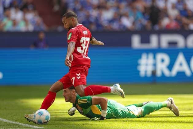 Gelsenkirchen, Germany, 01 09 24 Linton Maina 1 FC Koeln and goalkeeper Justin Heekeren FC Schalke 04 battle for the ball during the 2 Bundesliga match between FC Schalke 04 vs 1 FC Köln at Veltins Arena on September 01, 2024 in Gelsenkirchen, Germany Photo by Stefan Brauer Brauer Fotoagentur Gelsenkirchen, Germany, 01 09 24 Linton Maina 1 FC Koeln and goalkeeper Justin Heekeren FC Schalke 04 battle for the ball during the 2 Bundesliga match between FC Schalke 04 vs 1 FC Köln at Veltins Arena on September 1, 2024 in Gelsenkirchen, Germany Photo by Stefan Brauer Brauer Fotoagentur Gelsenkirchen Veltins Arena Germany Copyright: xStefanxBrauer Brauer-Fotoagenturx