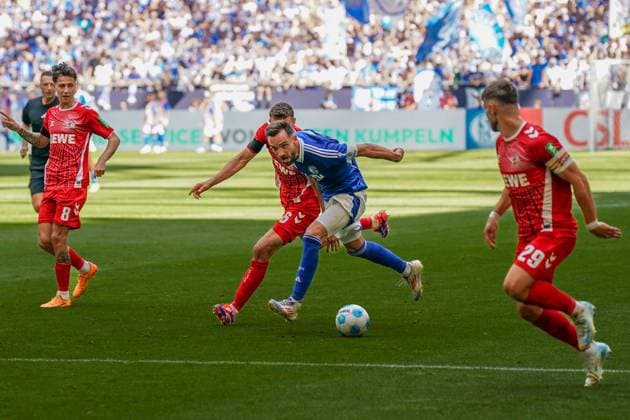 Soccer 2 Bundesliga season 2024 2025, matchday 4 FC Schalke 04 vs 1 FC Cologne Veltins Arena, Gelsenkirchen Schalkes Kenan Karaman in front of the Cologne goal surrounded by Colognes Eric Martel, Colognes Denis Huseinbasic and Colognes Jan Thielmann Copyright: xJOERANxSTEINSIEKx