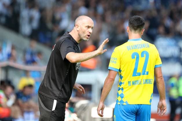 Braunschweig vs Karlsruhe, 2 BL Braunschweig, 01 09 2024, FOOTBALL Eintracht Braunschweig vs Karlsruher SC, 2 BL, Season 2024 25 Head coach Daniel Scherning Eintracht Braunschweig , loudly on the sideline, gesticulating Braunschweig