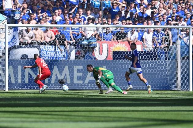 Soccer 2 Bundesliga 4 Matchday FC Schalke 04 1 FC Köln on 01 09 2024 at the Veltins Arena in Gelsenkirchen Linton Maina Köln , left Justin Heekeren Schalke , center Paul Seguin Schalke , right DFL regulations prohibit any use of photographs as image sequences and or quasi video xRx