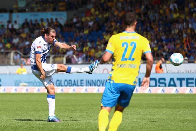 01 09 2024, xtgx, Fußball 2 Bundesliga, Eintracht Braunschweig Karlsruher SC emspor, v l Sebastian Jung Karlsruhe, 2 schiesst den Ball aufs Tor, Torschuss, Schuss DFL DFB REGULATIONS PROHIBIT ANY USE OF PHOTOGRAPHS as IMAGE SEQUENCES and or QUASI VIDEO Braunschweig