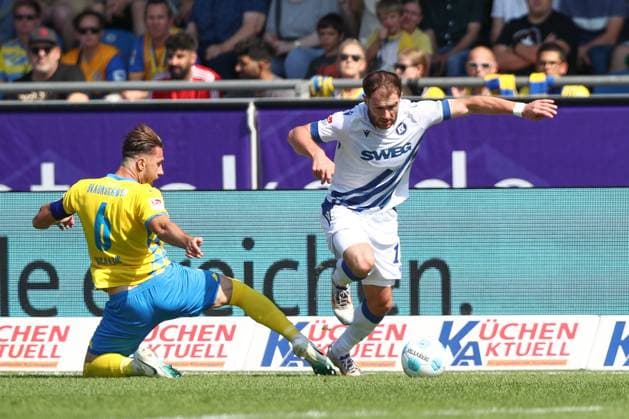 01 09 2024, xtgx, Fußball 2 Bundesliga, Eintracht Braunschweig Karlsruher SC emspor, v l Ermin Bicakcic Braunschweig, 6 , Budu Zivivadze Karlsruhe, 11 Zweikampf, Duell, Kampf, tackle DFL DFB REGULATIONS PROHIBIT ANY USE OF PHOTOGRAPHS as IMAGE SEQUENCES and or QUASI VIDEO Braunschweig