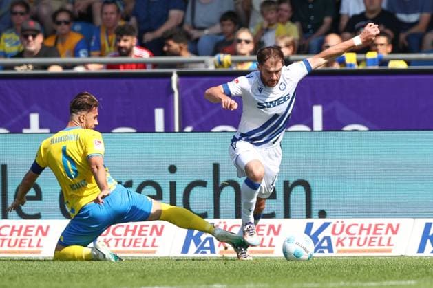 01 09 2024, xtgx, Fußball 2 Bundesliga, Eintracht Braunschweig Karlsruher SC emspor, v l Ermin Bicakcic Braunschweig, 6 , Budu Zivivadze Karlsruhe, 11 Zweikampf, Duell, Kampf, tackle DFL DFB REGULATIONS PROHIBIT ANY USE OF PHOTOGRAPHS as IMAGE SEQUENCES and or QUASI VIDEO Braunschweig