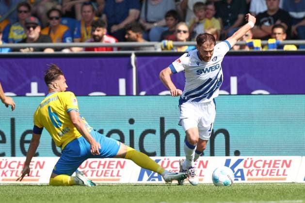01 09 2024, xtgx, Fußball 2 Bundesliga, Eintracht Braunschweig Karlsruher SC emspor, v l Ermin Bicakcic Braunschweig, 6 , Budu Zivivadze Karlsruhe, 11 Zweikampf, Duell, Kampf, tackle DFL DFB REGULATIONS PROHIBIT ANY USE OF PHOTOGRAPHS as IMAGE SEQUENCES and or QUASI VIDEO Braunschweig